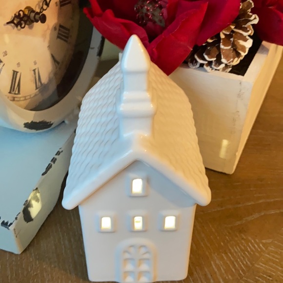Last 1❗️Lighted Christmas Holiday White Ceramic Village Church - Picture 3 of 10
